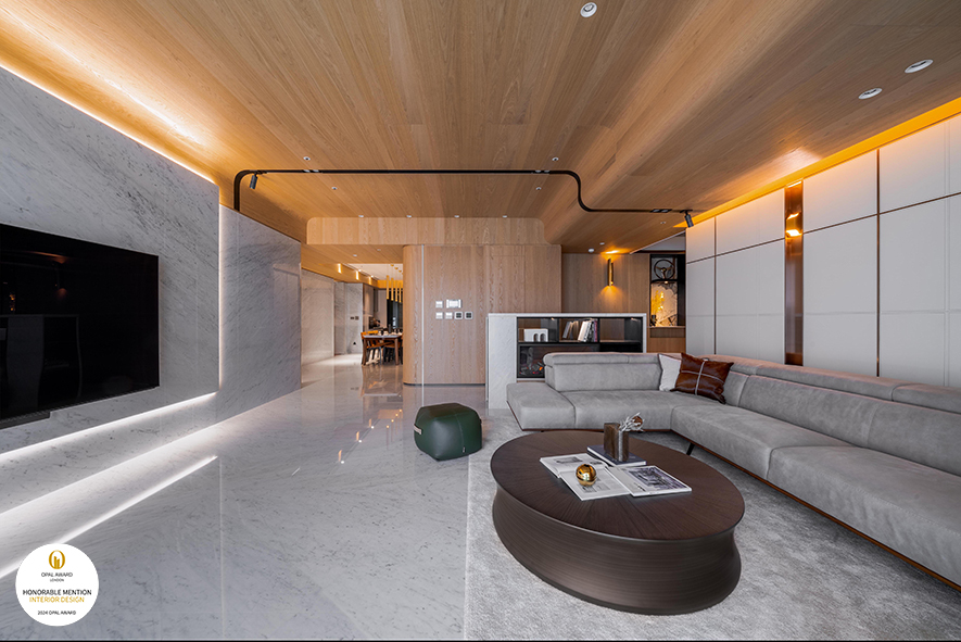 為表現量體氣度並寄寓對家屋的祝福，在大面積電視牆的視覺呈現上，以一體成型的四方體石柱，耗時打磨、拋光，刻鑿出優雅圓弧石牆，並考量其熱脹冷縮特性，在牆面接縫處埋入1mm細線，提供材料呼吸空間。