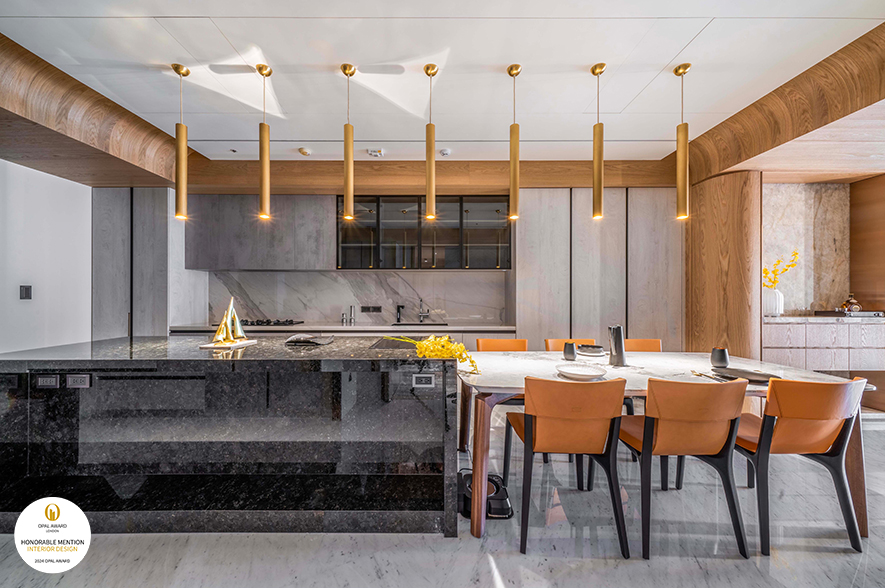 餐廚區域挑選巴西香榭羽絨花崗石，襯出透光景致，在燈光投射、影影綽綽間，盡顯獨特紋理韻味。由潔白米開朗基羅花崗石餐桌，延展至藍鑽花崗石中島，扣合區域中的深淺色配置，亦滿足多人餐食聚會需求。