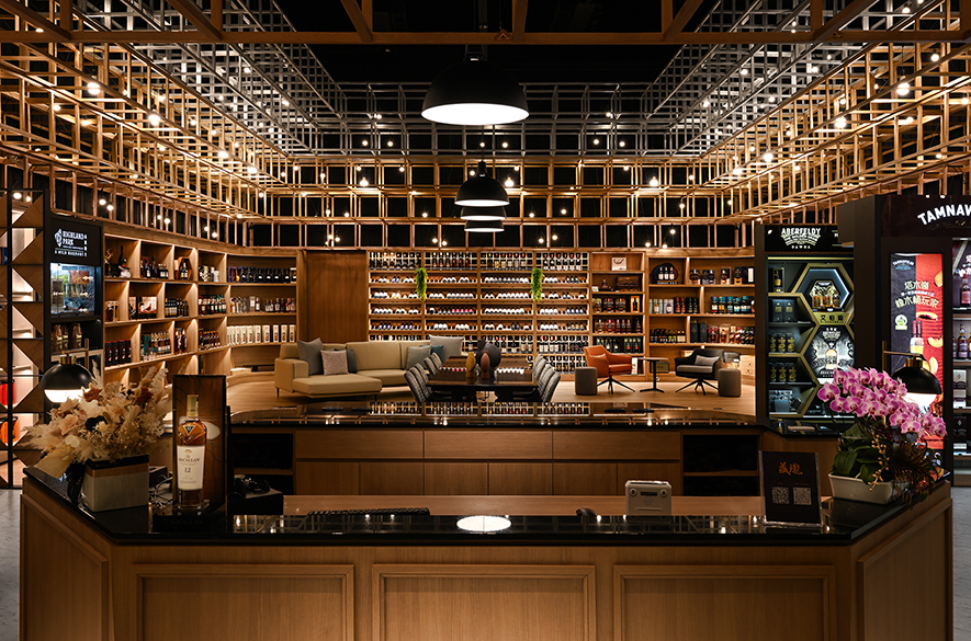 櫃台設計為八角形以呼應弧形動線，並選用黑金石檯面搭配木質線板櫃面，調和冰冷堅實與柔潤暖意，而石材易養護、耐酒精的特性也提升員工整理的便利性。