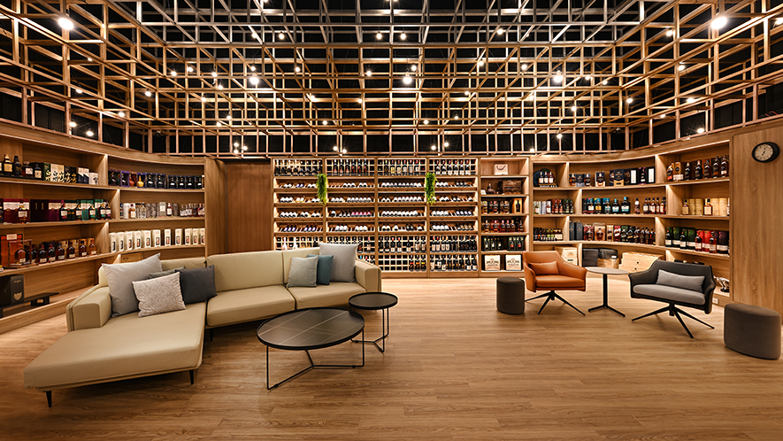 販售區設置一座鐵件木片共組的穿透屏風，凸顯市場上的著名品牌；交流區設有L型沙發和單人椅，同時提供多組顧客不同座位，也營造慵懶放鬆氛圍。