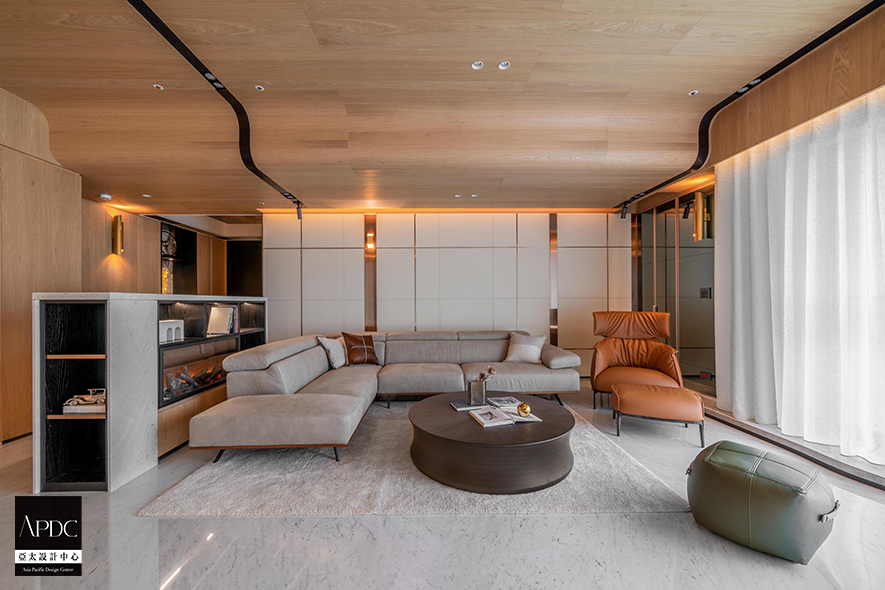 為表現量體氣度並寄寓對家屋的祝福，在大面積電視牆的視覺呈現上，以一體成型的四方體石柱，耗時打磨、拋光，刻鑿出優雅圓弧石牆，並考量其熱脹冷縮特性，在牆面接縫處埋入1mm細線，提供材料呼吸空間。