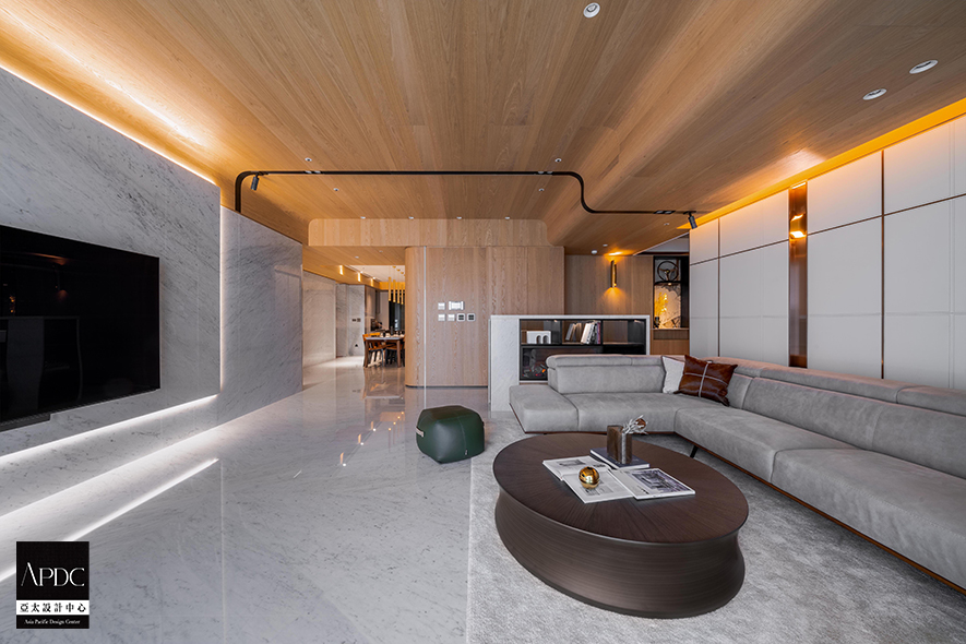 為表現量體氣度並寄寓對家屋的祝福，在大面積電視牆的視覺呈現上，以一體成型的四方體石柱，耗時打磨、拋光，刻鑿出優雅圓弧石牆，並考量其熱脹冷縮特性，在牆面接縫處埋入1mm細線，提供材料呼吸空間。